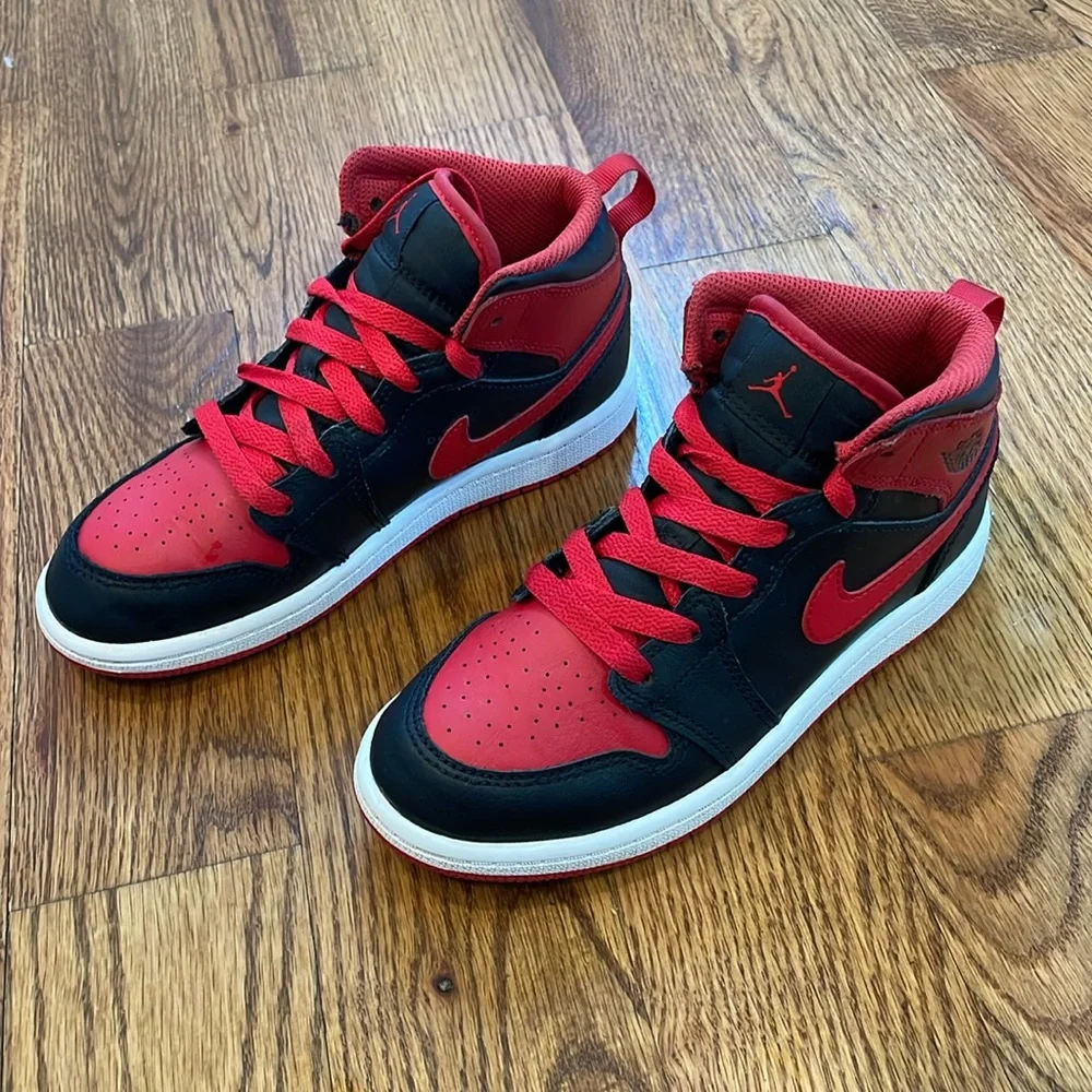 Jordan 1 Retro High Bred Sneakers/Shoes. Size 1Y. Like New Condition.